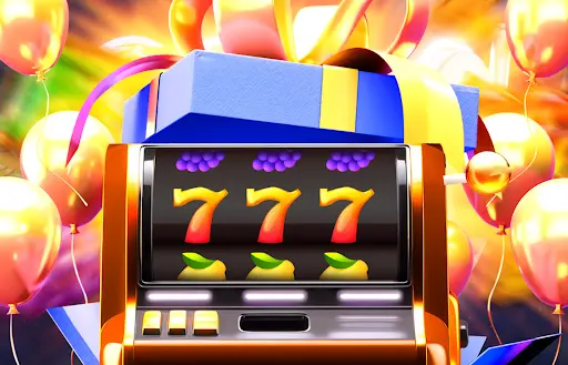 Forbes Casino — Slot 777 s Bonusovým Dárkem a Výhrami Výherní automat Forbes Casino se třemi sedmičkami na válcích, obklopený zlatými balónky a otevřeným dárkovým balíčkem.