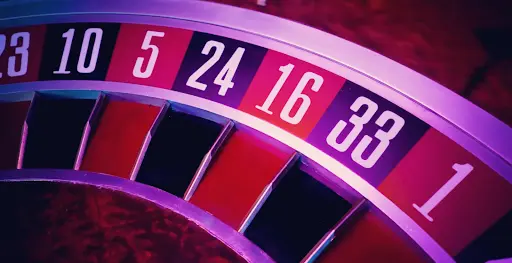 Forbes Casino — Ruletové Kolo s Čísly a Hrou o Výhry Detailní záběr na ruletové kolo Forbes Casino s čísly 5, 24, 16 a 33 v červených a černých polích.